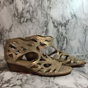 Donald J Pliner Delite gold wedge sandals 9M